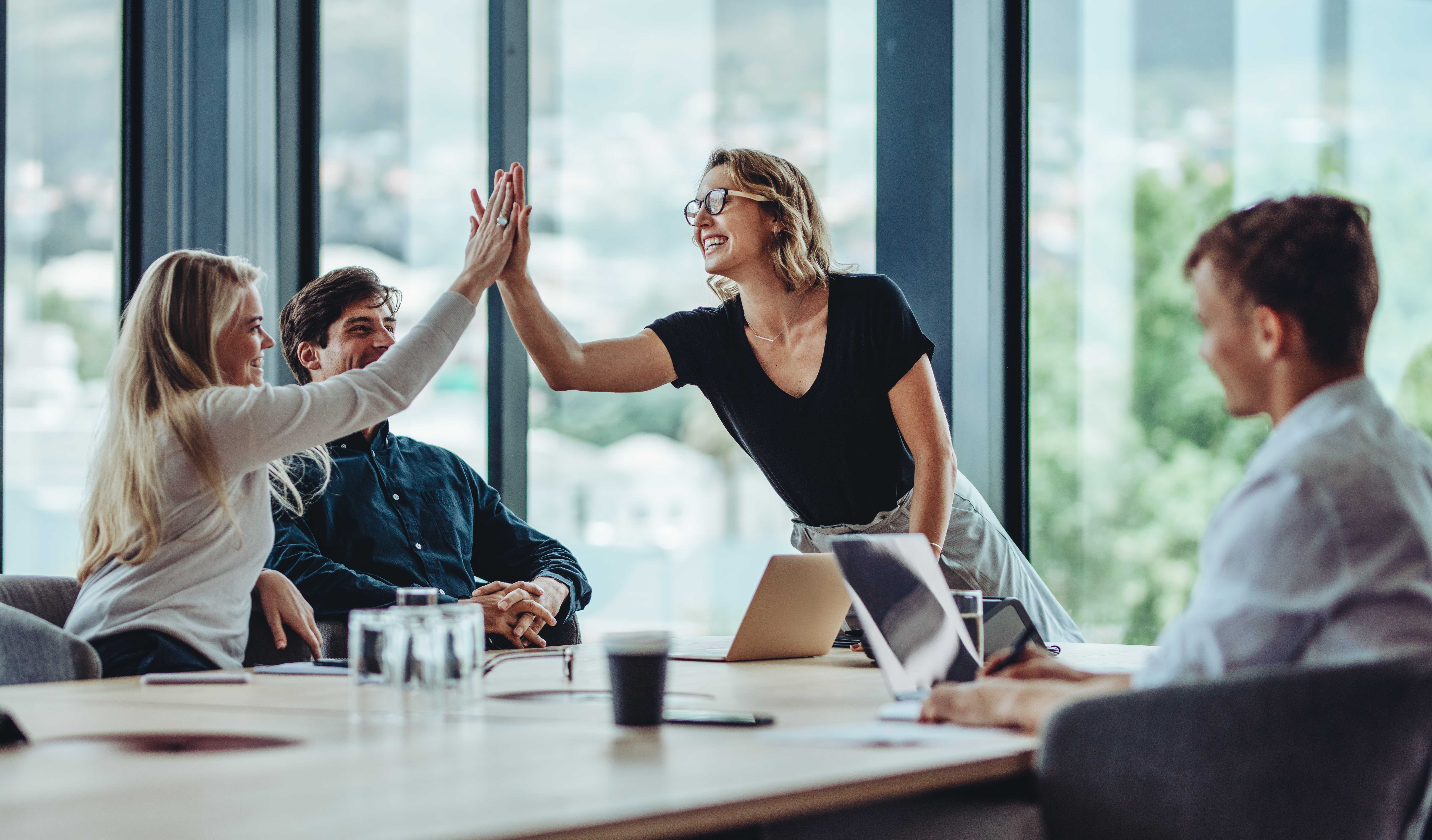 Faire un high five lors d'une réunion de travail