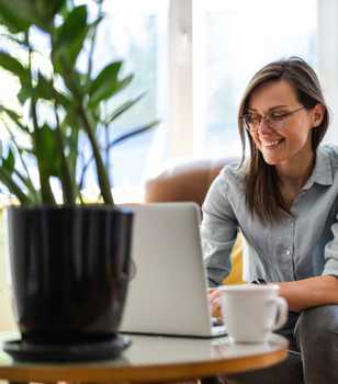 Personne travaillant sur un ordinateur portable