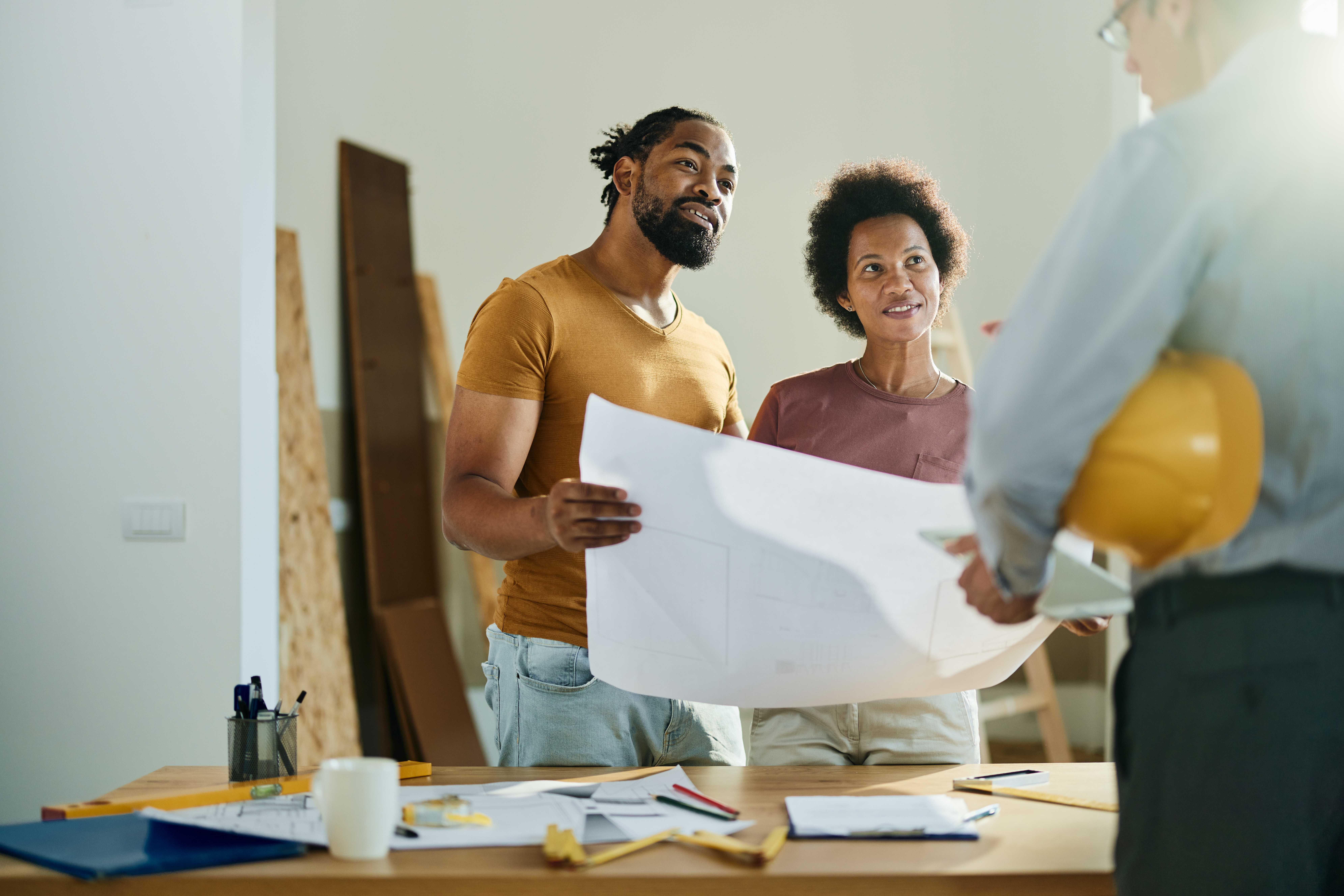 Personnes discutant des plans de construction